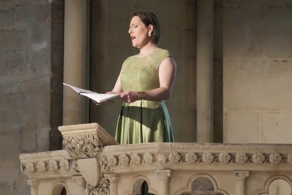 Musikerinnen auf der Bühne in Frankreich, Kalifornien, der Schweiz und den Niederlanden